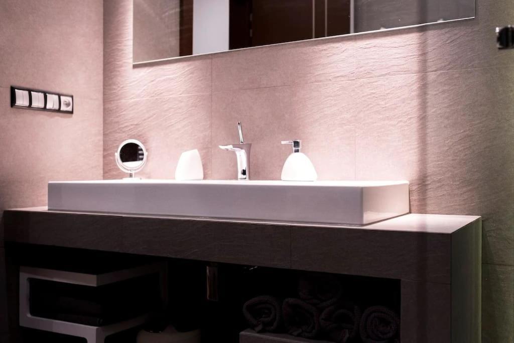 Evergreen - Old Town Spacious Stylish Apartment With Ac And One And A Half Bath, Baby & Kid- Friendly Bratislava Buitenkant foto
